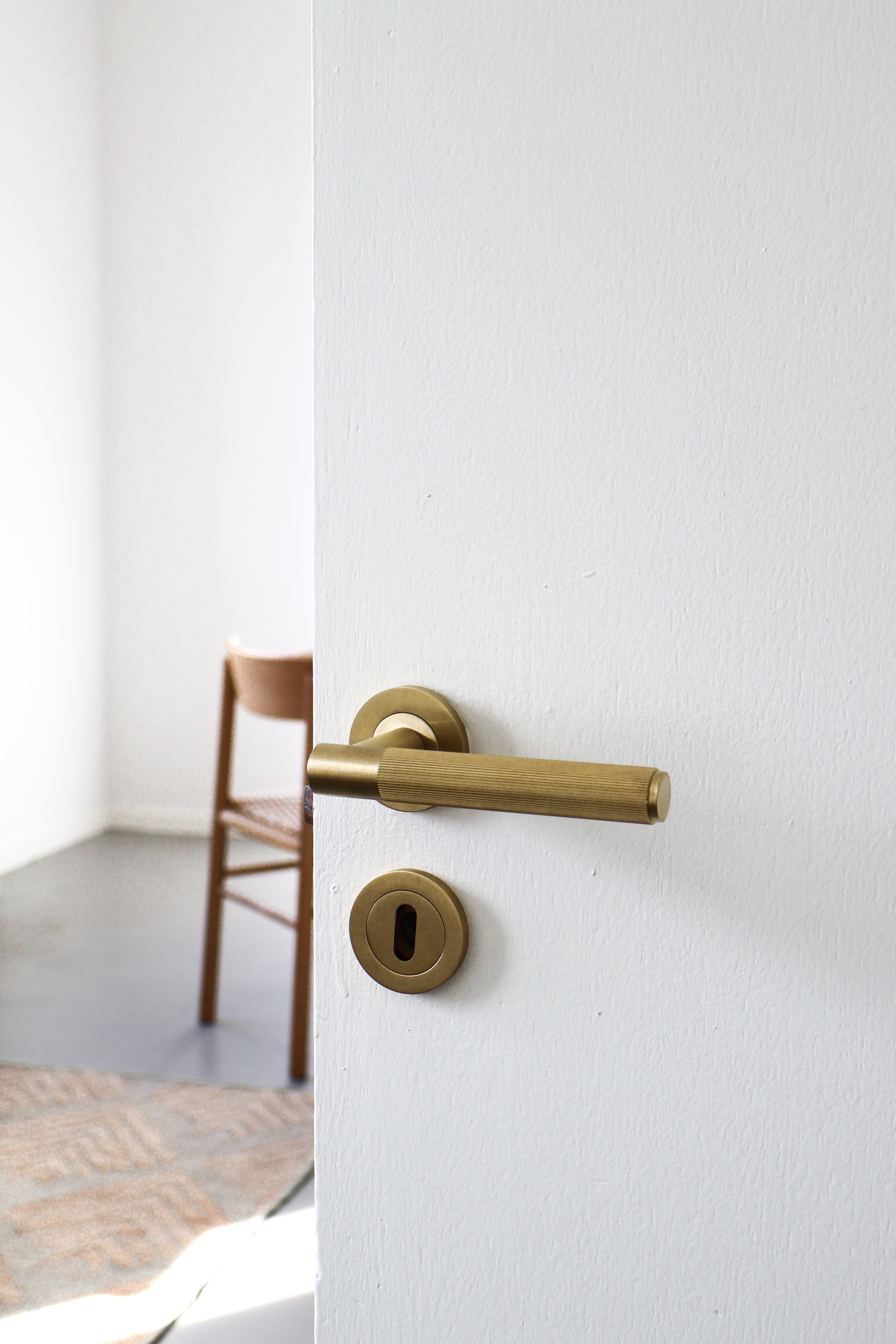 Spitfire Reeded | Dørhåndtag i Børstet Messing med Lak Alexander & Wilks AW222SBPVD-SET FINICC