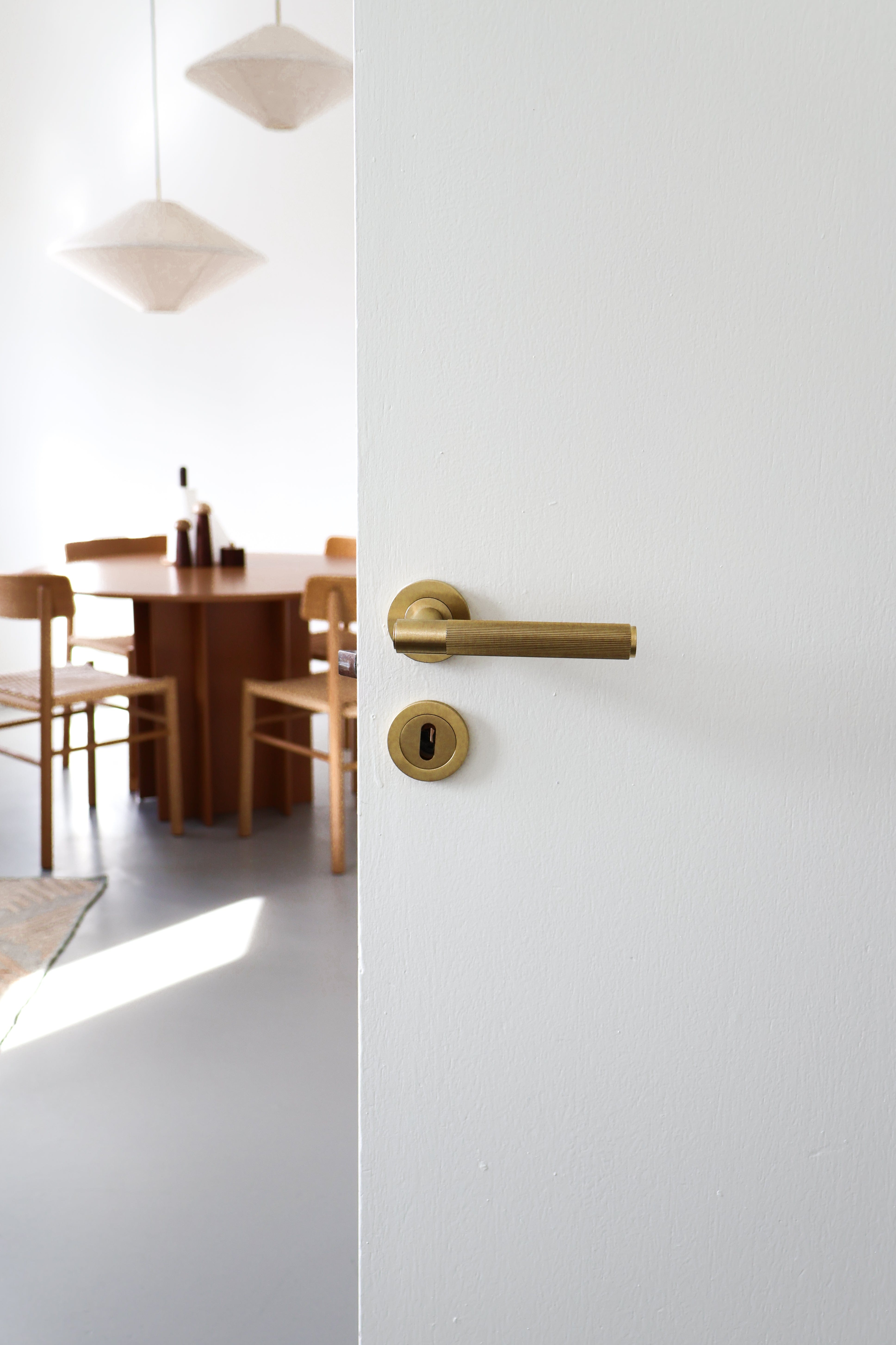 Spitfire Reeded | Dørhåndtag i Børstet Messing med Lak Alexander & Wilks AW222SBPVD-SET FINICC