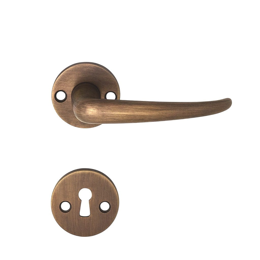 Vedbæk Coupe | Dørhåndtag i Antik Messing uden Lak inkl nøgleskilte (2025 model) L 115 mm (C/C 30 mm) Et Al KC-230747 FINICC